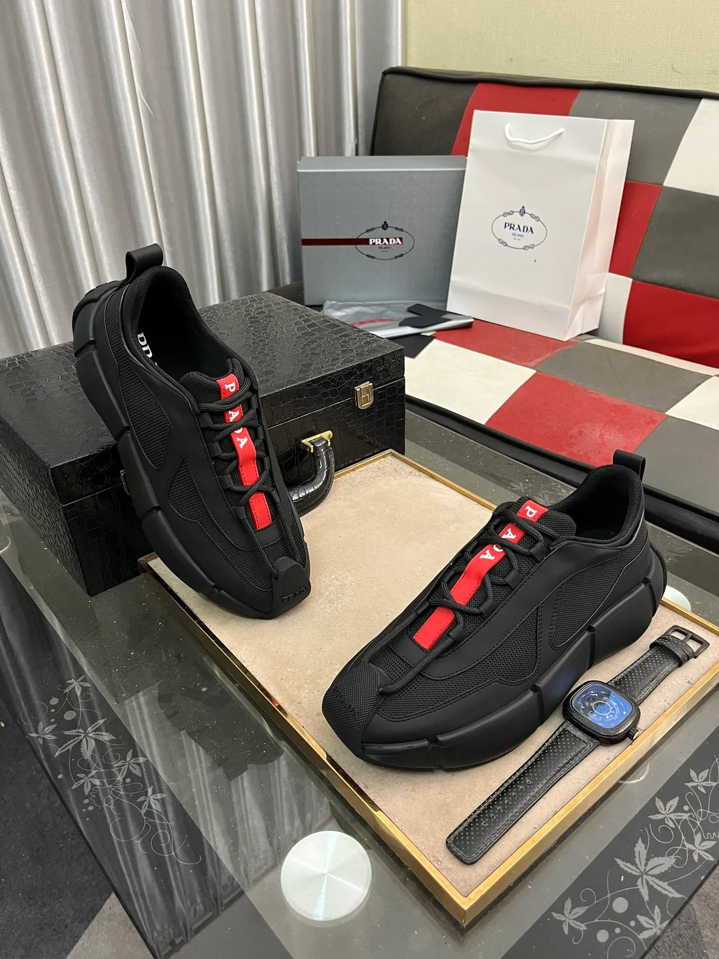 Men's shoes 💰540⌚️⌚️ PRADA/Prada men's lace-up casual sports shoes, the upper is made of cowhide leather and breathable mesh. It is soft, comfortable and breathable. The tongue is decorated with the PRADA brand letter logo. The thick rubber sole echoes the red label tongue. The style is fashionable and elegant. The details are carefully crafted. A super fashionable casual sports shoe with excellent breathability!  Size: 38-443️⃣Colors available